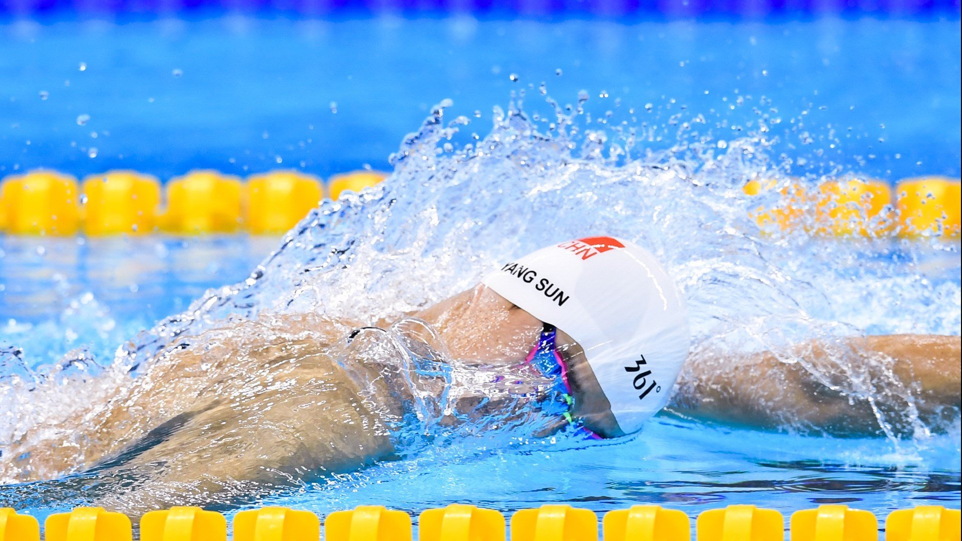 “峡谷追逐：深山之中的极速角逐”，峡谷the canyons